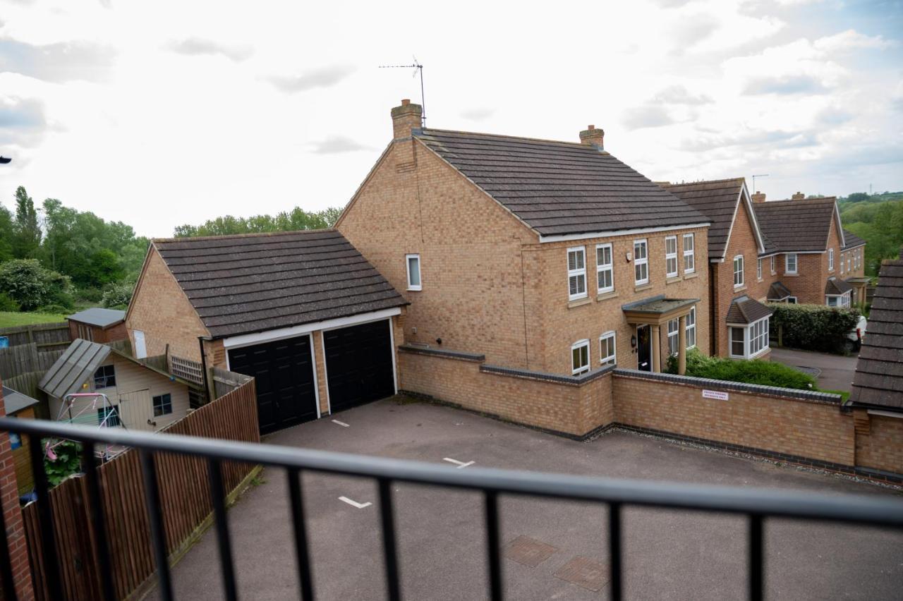 Chichele House, sleeps 8, private parking, Corporate Welcome Higham Ferrers Exterior foto